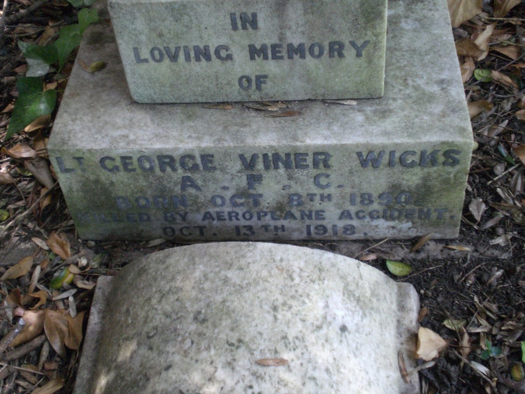 Viner Wicks War Graves in the Old Reading Cemetery